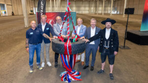 Reife(n)prüfung (v.l.n.r.): Daniel Rudolph (Bauleiter bei Goldbeck), Jens Fiege (Co-CEO von Fiege), Stephan Stenger (Head of Supply Chain & Operations bei Dunlop), Peter Scherbel (Vorstand bei Fiege), Dirk Oetzel (Bürgermeister der Stadt Hessisch Lichtenau) und Peter Daxenberger (Zimmermann) beim Richtfest für das neue Fiege-Logistikzentrum in Hessisch Lichtenau.