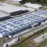Enviria hat auf rund 15.000 Quadratmetern Dachfläche insgesamt 7.616 PV-Module installiert. Die prognostizierte CO2-Einsparung beträgt laut Enviria knapp 1,3 Millionen Kilogramm pro Jahr.