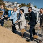Begingen gemeinsam den Spatenstich (v.l.n.r.): Marco Müller, Geschäftsführer, GEwerk, Zois Giannelis, Senior Construction & Project Manager, Mileway, Ulrike Haack, Country Director Germany, Mileway, Emine Demirbüken-Wegner, Bezirksbürgermeisterin, Bezirksamt Reinickendorf von Berlin, und Heiko Lautenbach, Regional Director Berlin, Mileway.