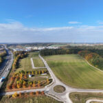 Die Vogelperspektive zeigt rechts im Bild das Grundstück in Denkendorf, das Intaurus und MB Park gemeinsam für die Logistik entwickeln werden.